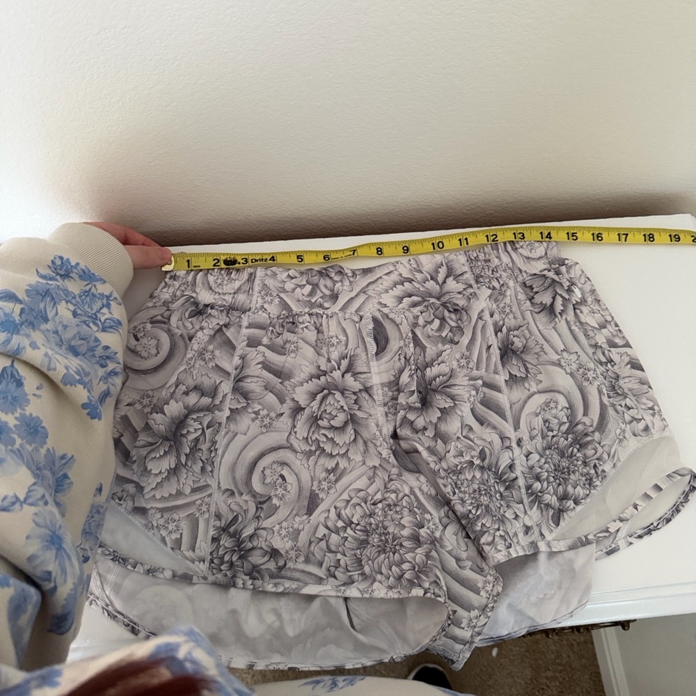 Lululemon Hotty Hot Gray Floral Running Shorts Size 10 - Picture 5 of 7